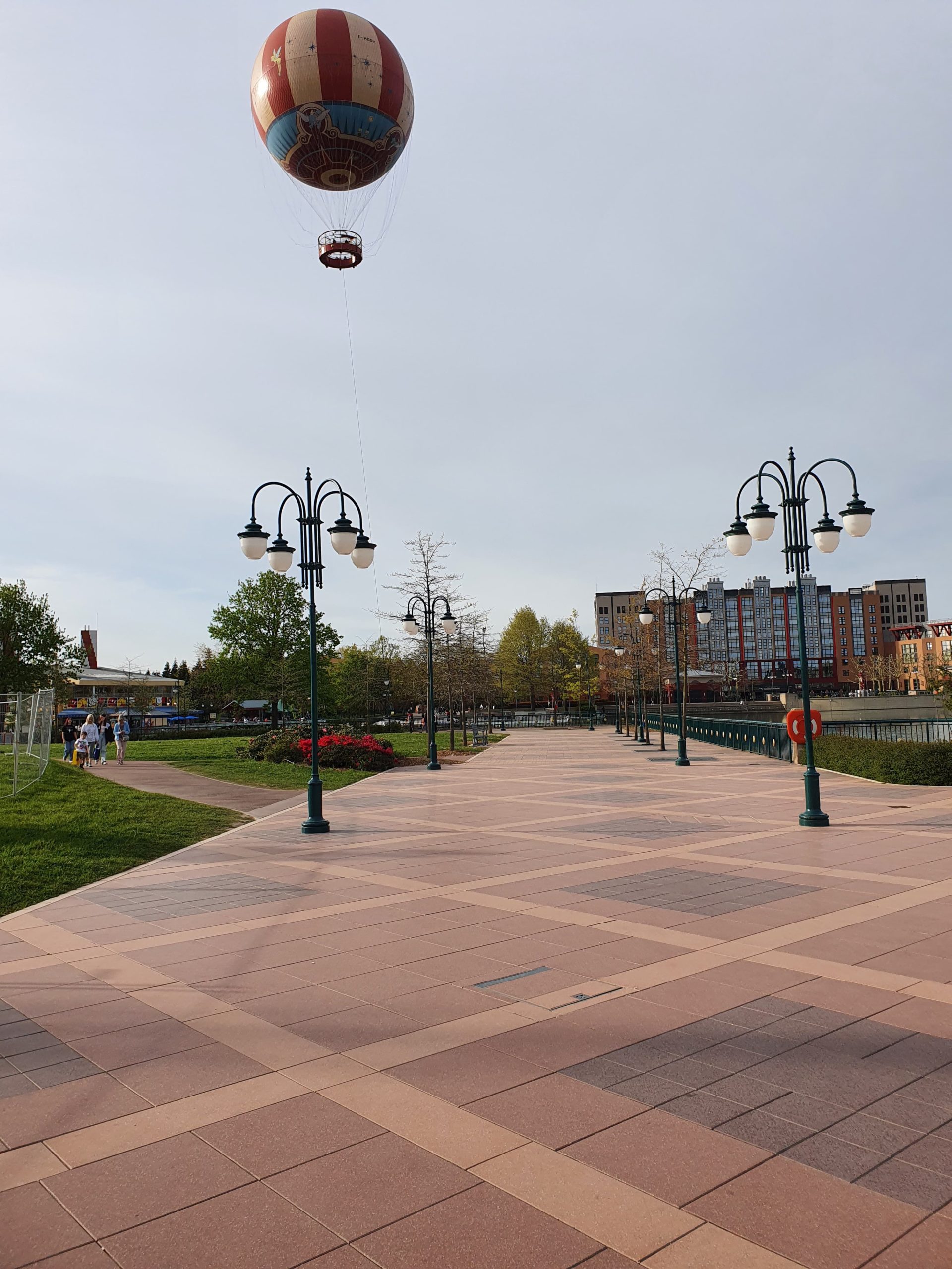 acces disneyland hôtel Newport Bay Club de Disney Paris