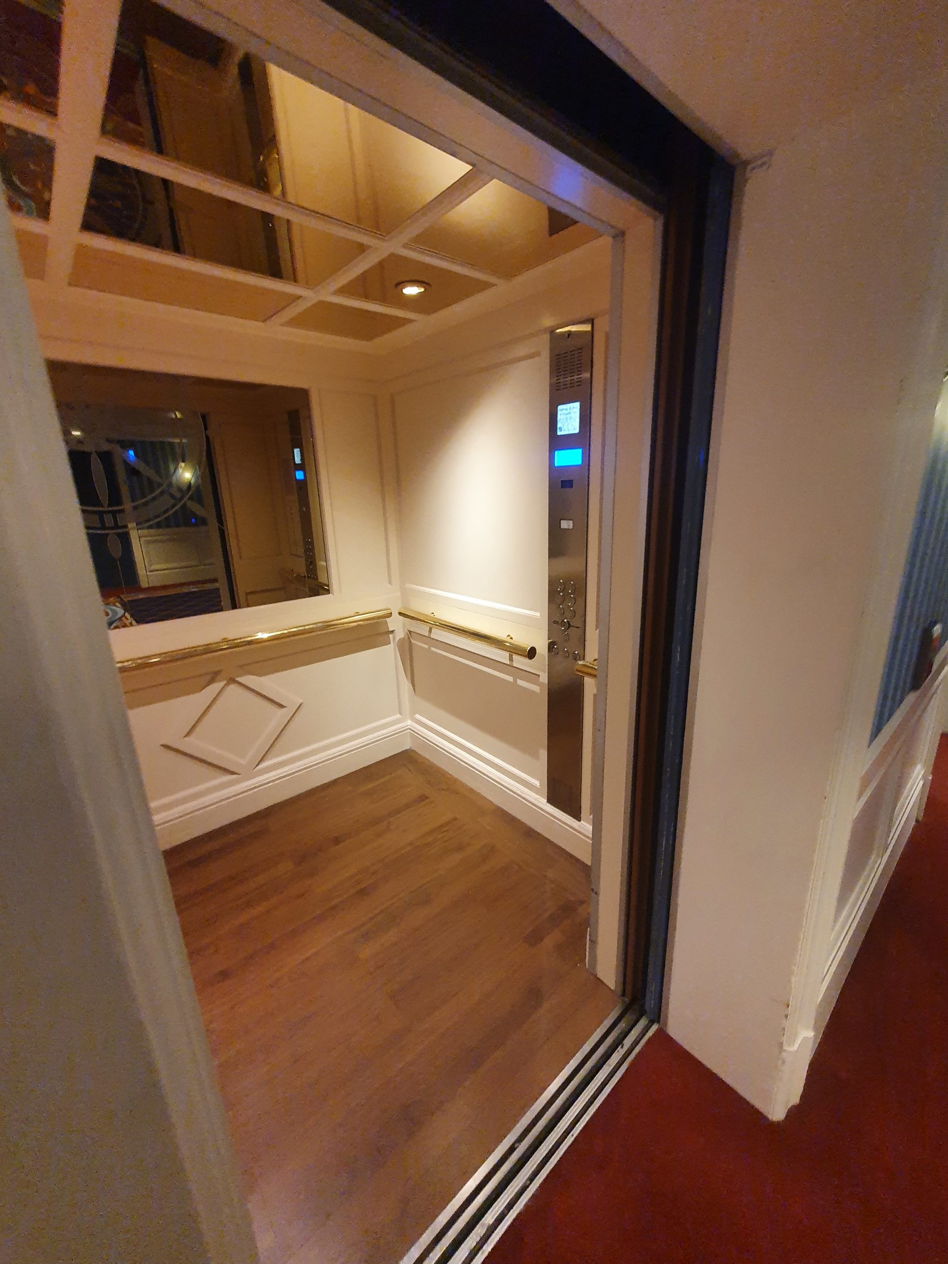 ascenseur hôtel Newport Bay Club de Disney Paris