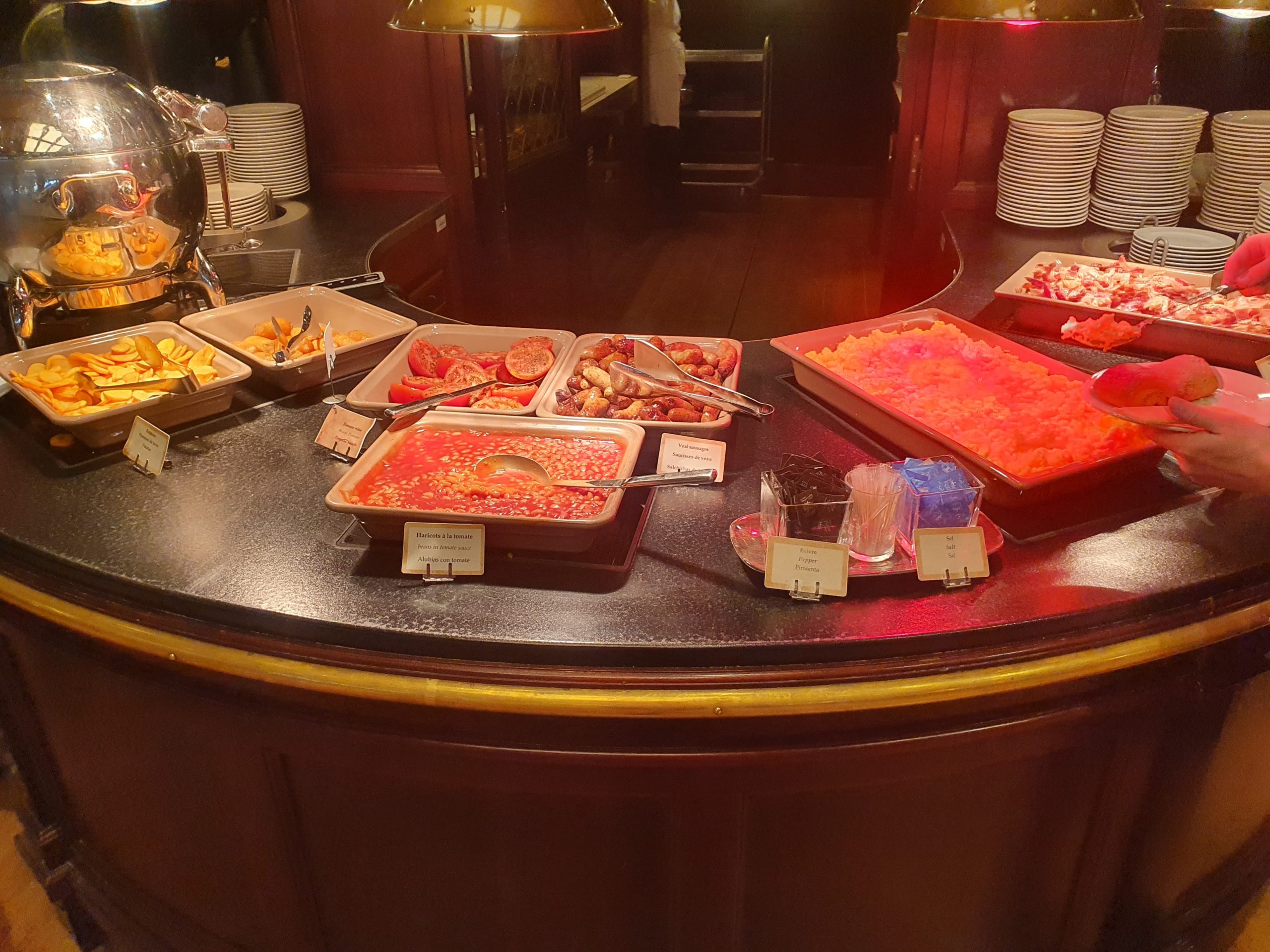 buffet chaud petit déjeuner hôtel Newport Bay Club de Disney Paris