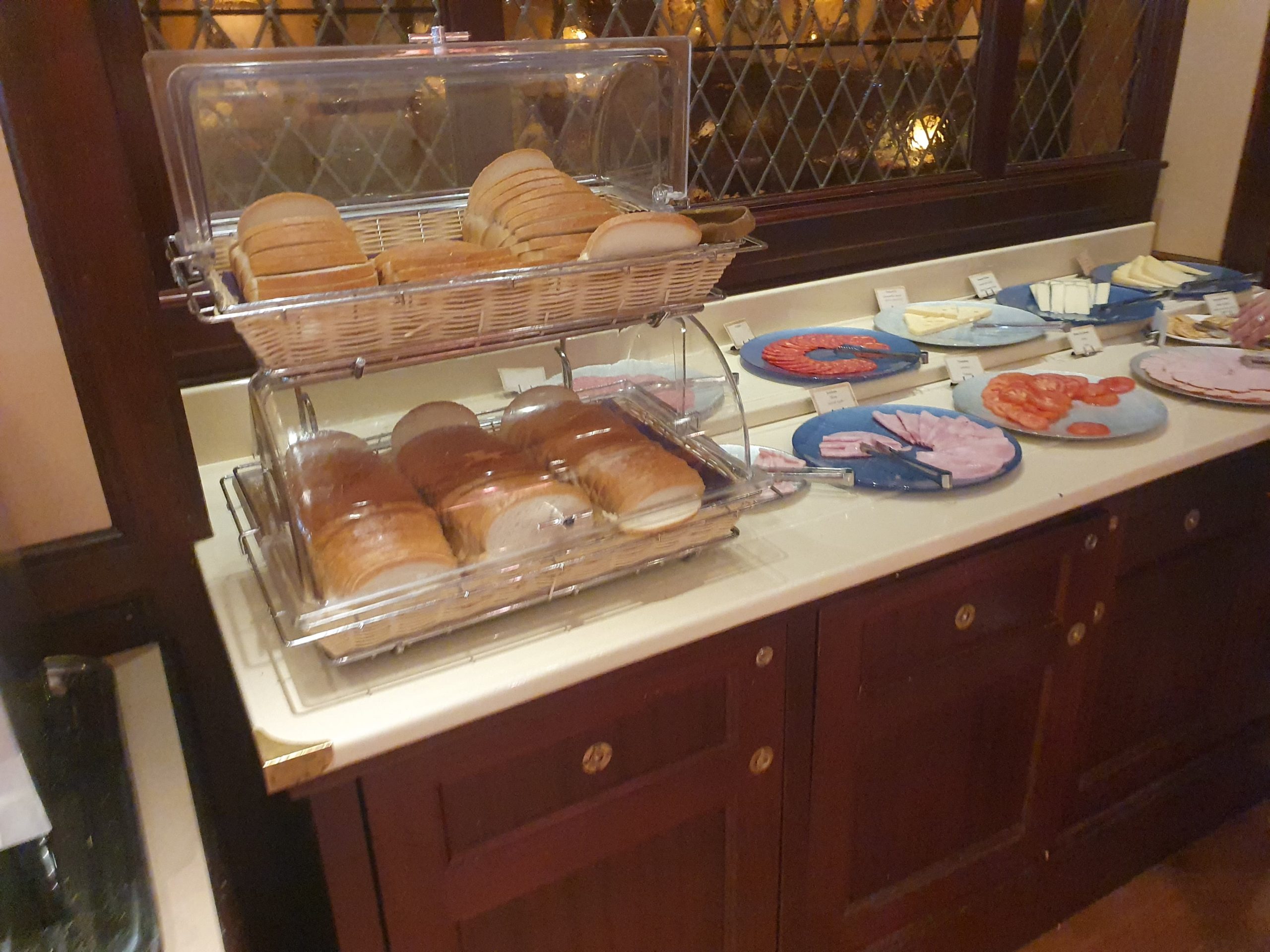 buffet froid petit déjeuner hôtel Newport Bay Club de Disney Paris