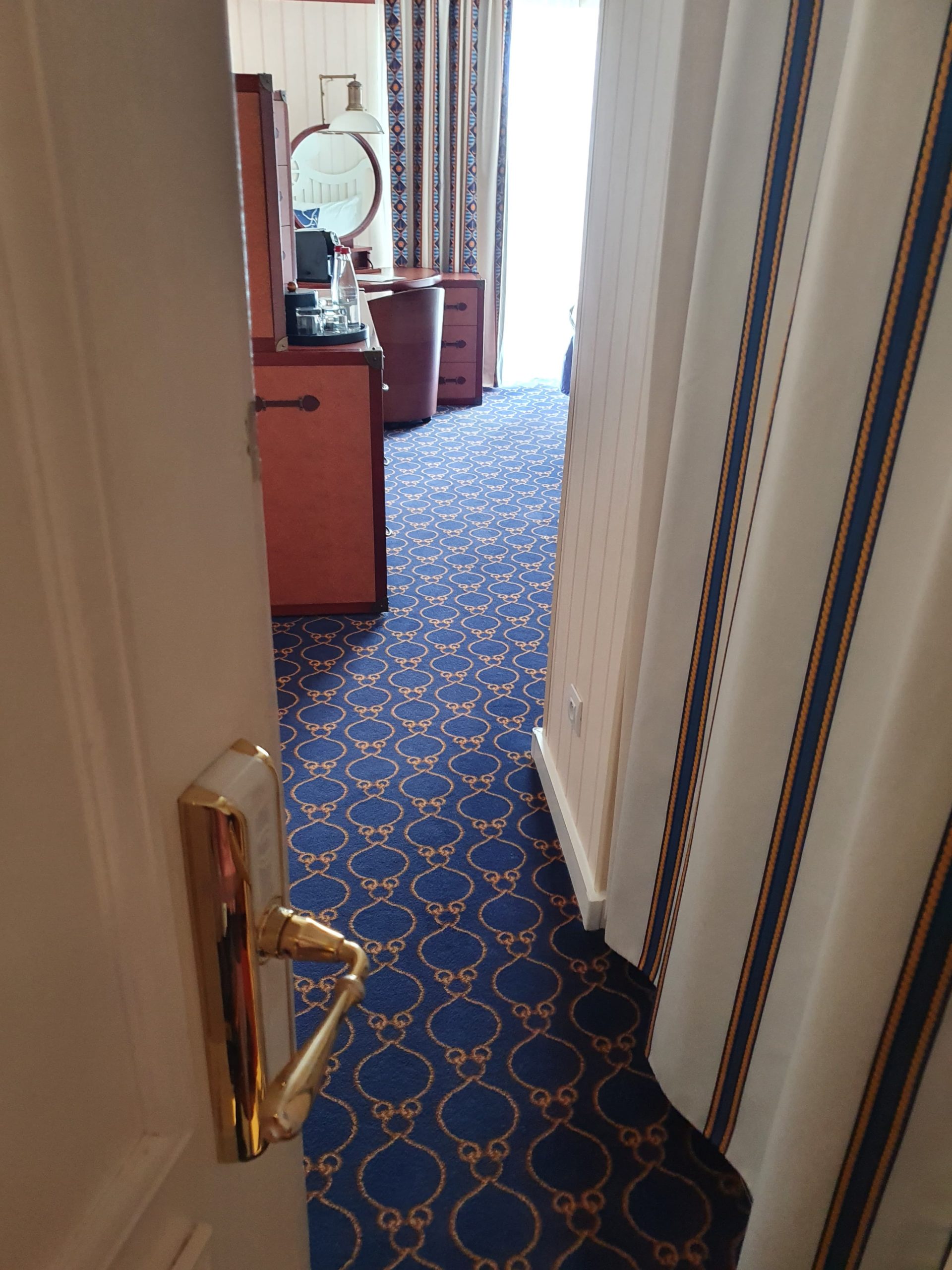 entrée chambre hôtel Newport Bay Club de Disney Paris