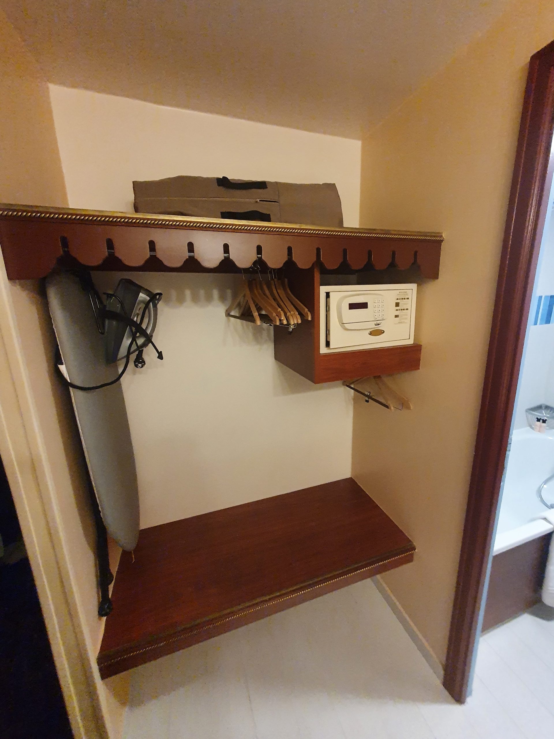 penderie hôtel Newport Bay Club de Disney Paris