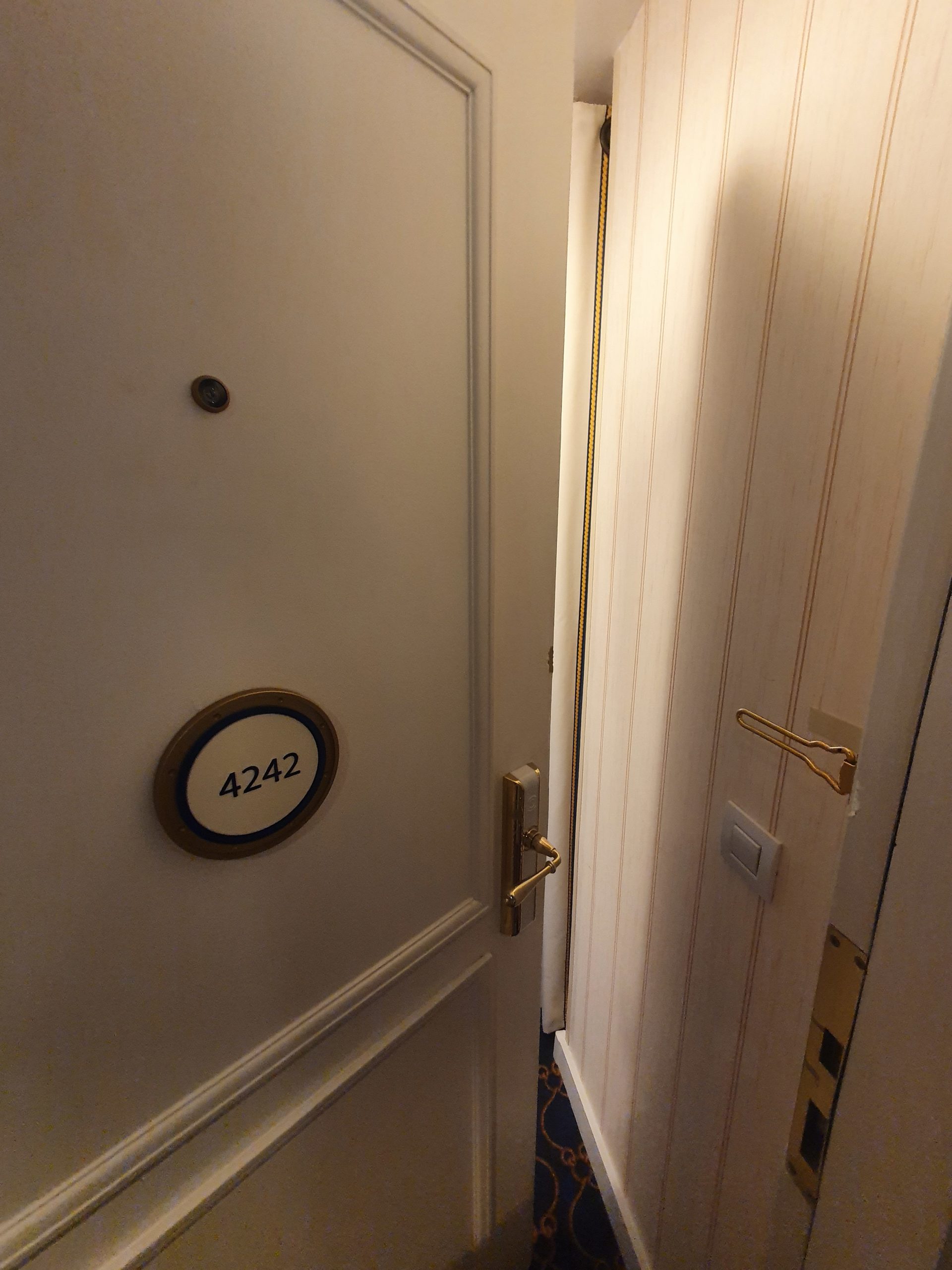 porte chambre hôtel Newport Bay Club de Disney Paris