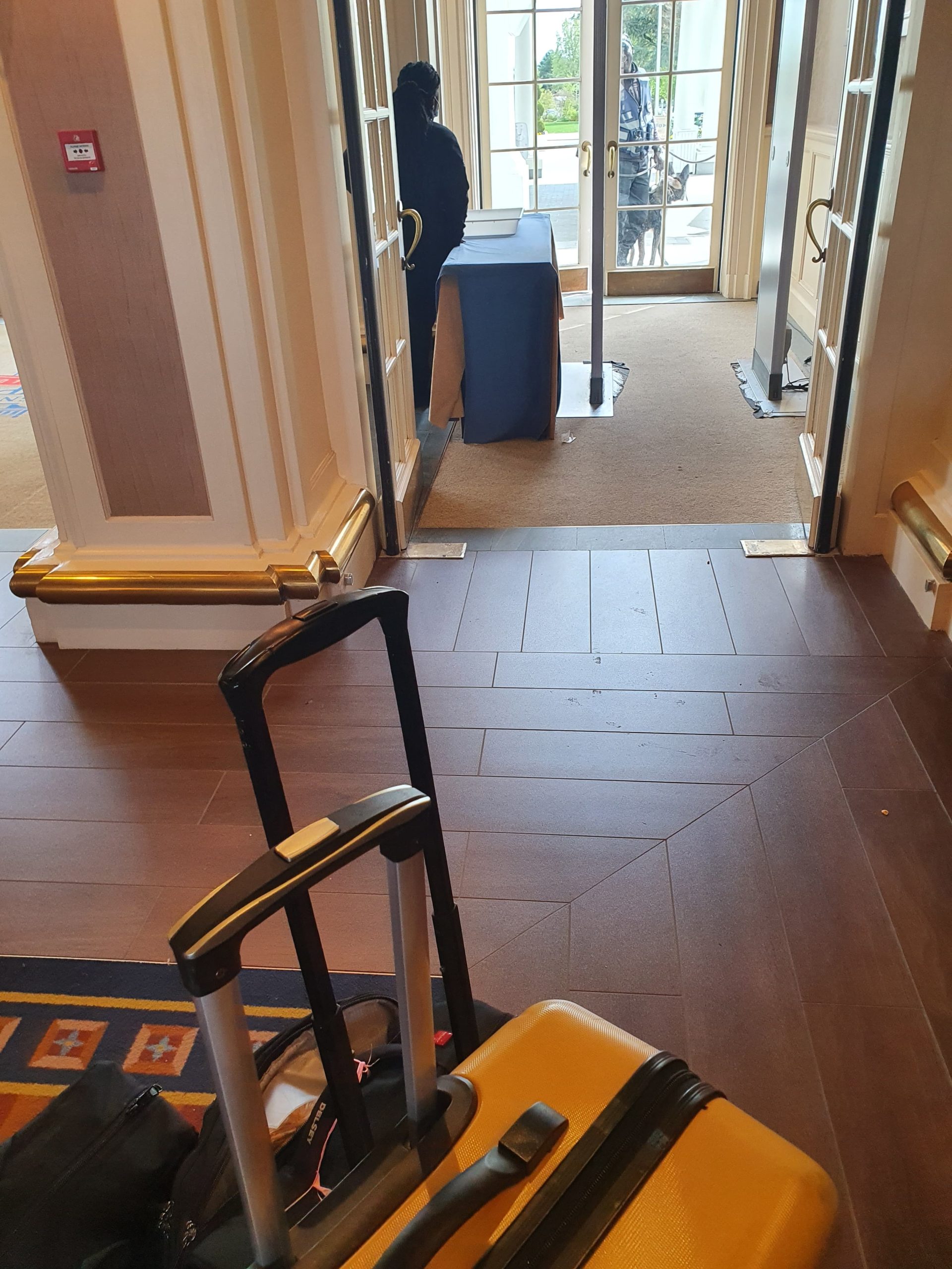 portique sécurité hôtel Newport Bay Club de Disney Paris