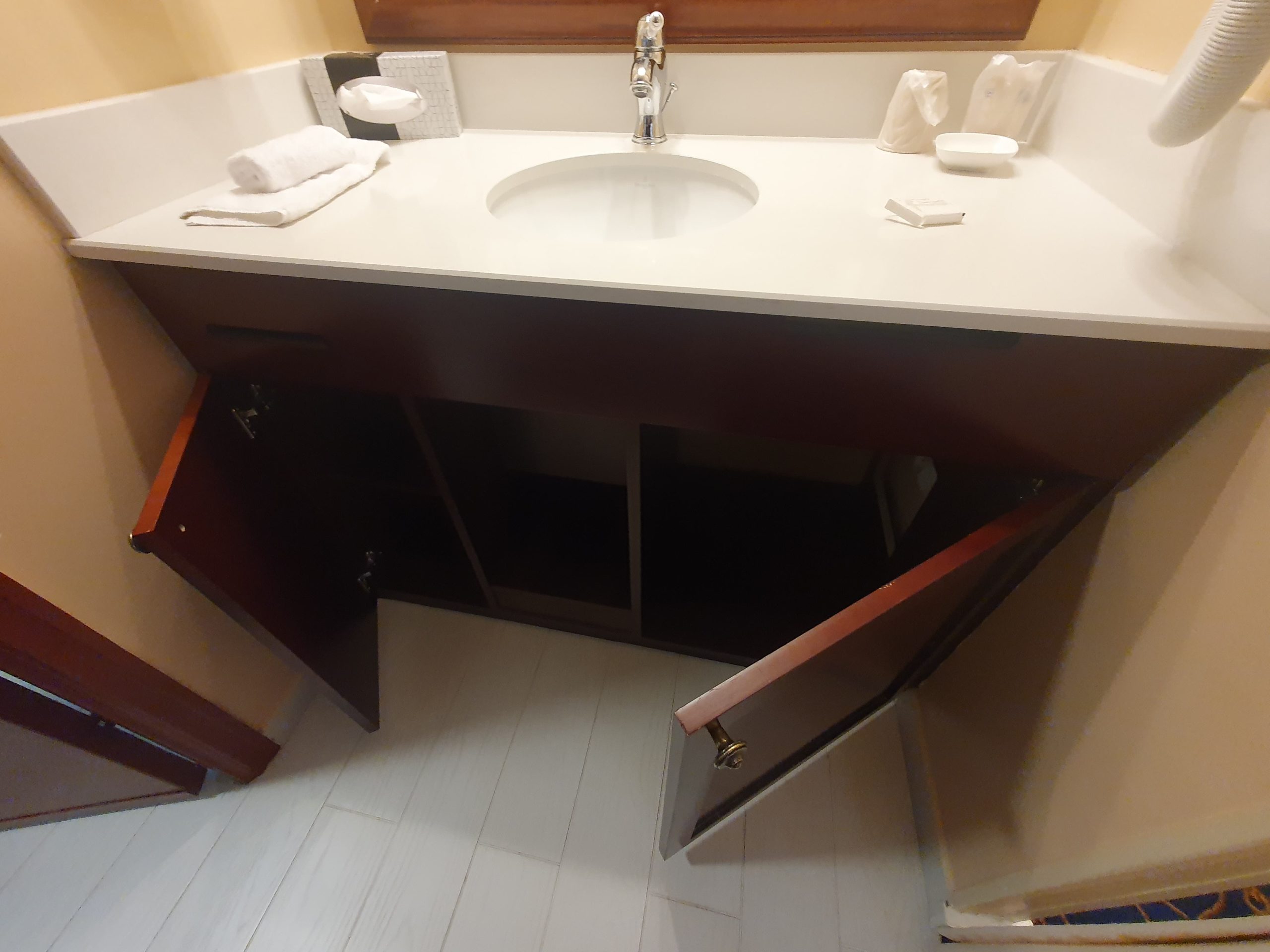 rangements salle de bain hôtel Newport Bay Club de Disney Paris