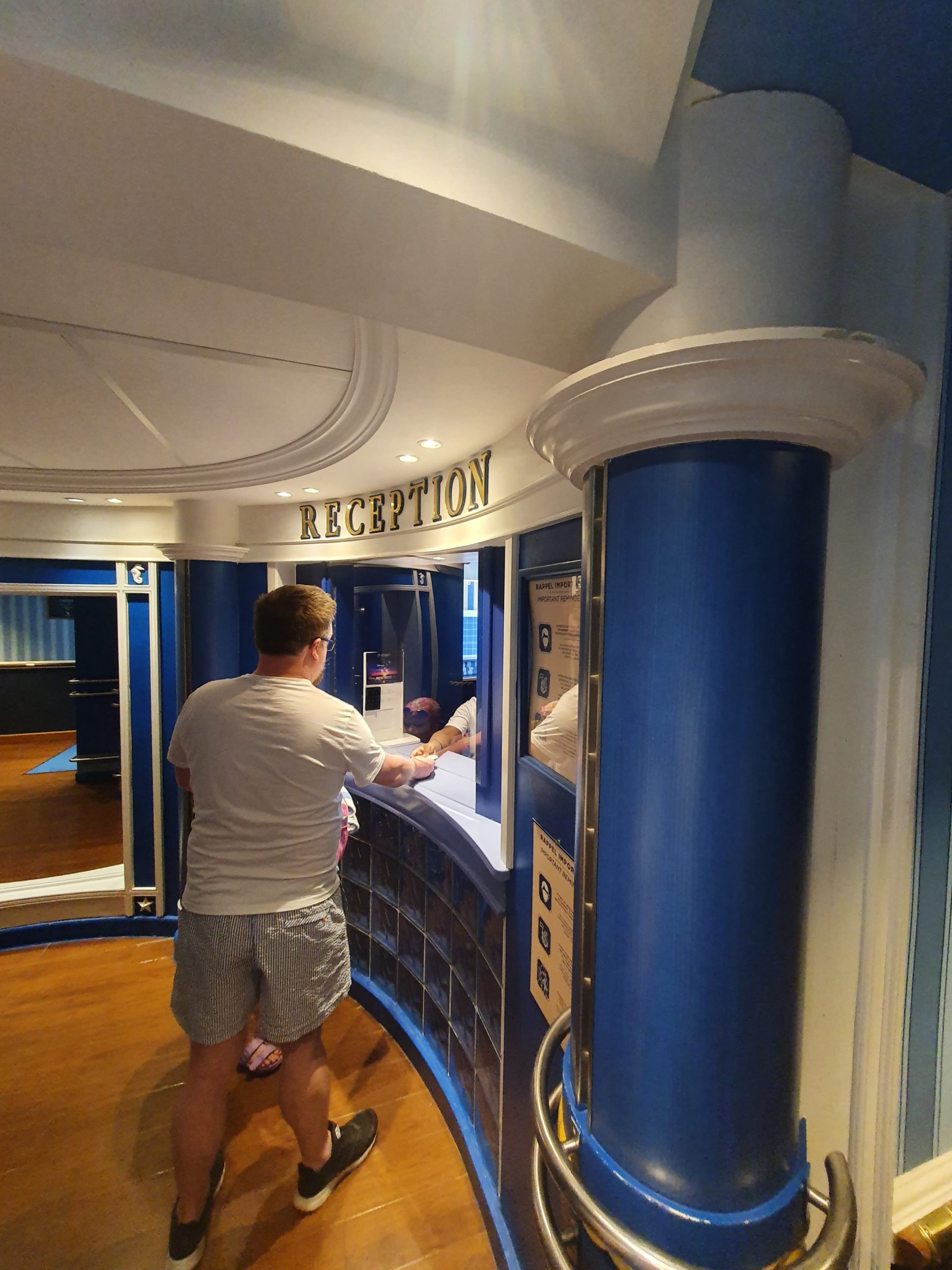 réception piscine hôtel Newport Bay Club de Disney Paris