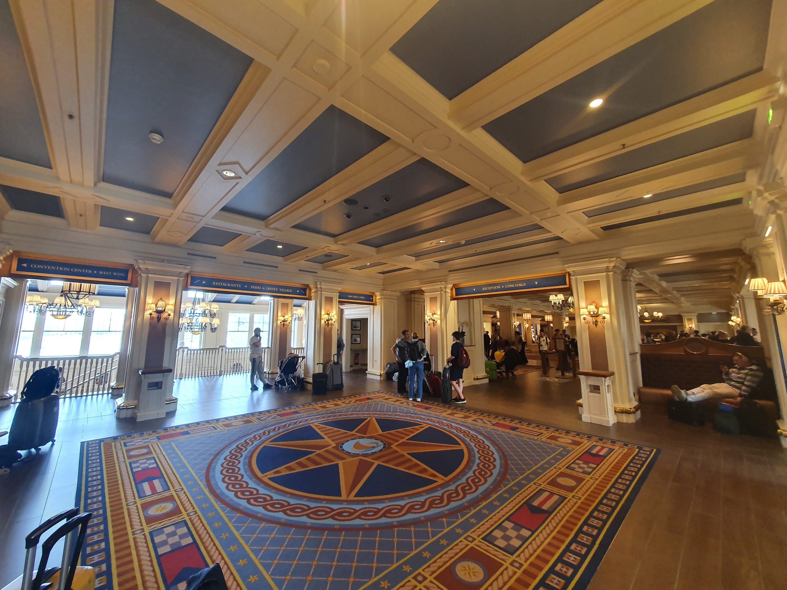 sortie hall hôtel Newport Bay Club de Disney Paris