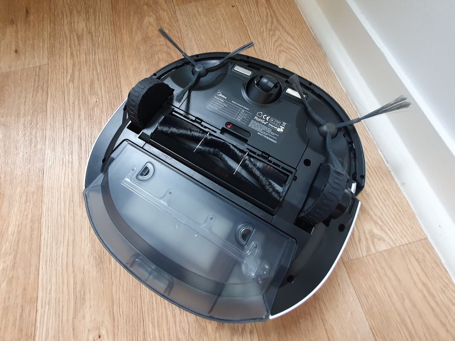 aspirateur robot midea m6 vu dessous