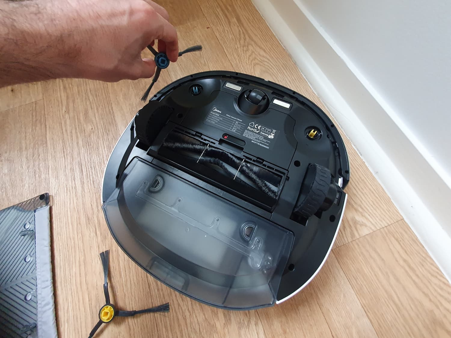 installation brosse aspirateur robot midea m6