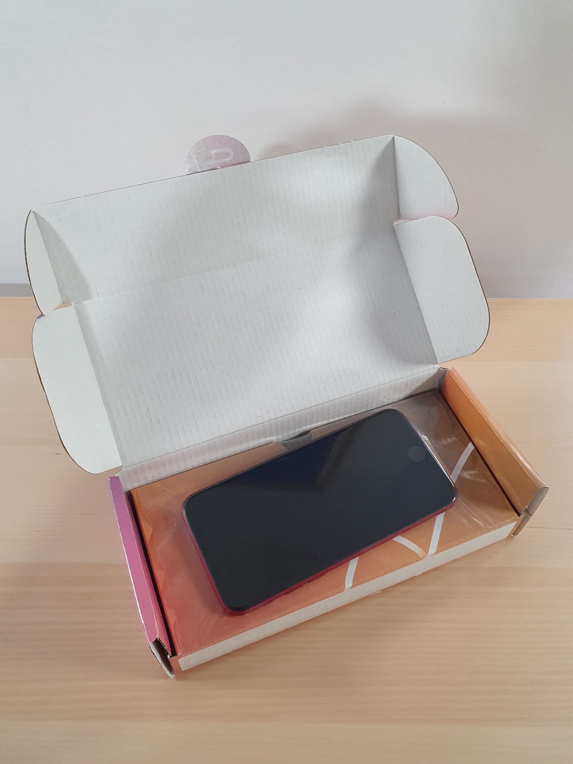 le téléphone reconditionné Largo dans son film de protection plastique 