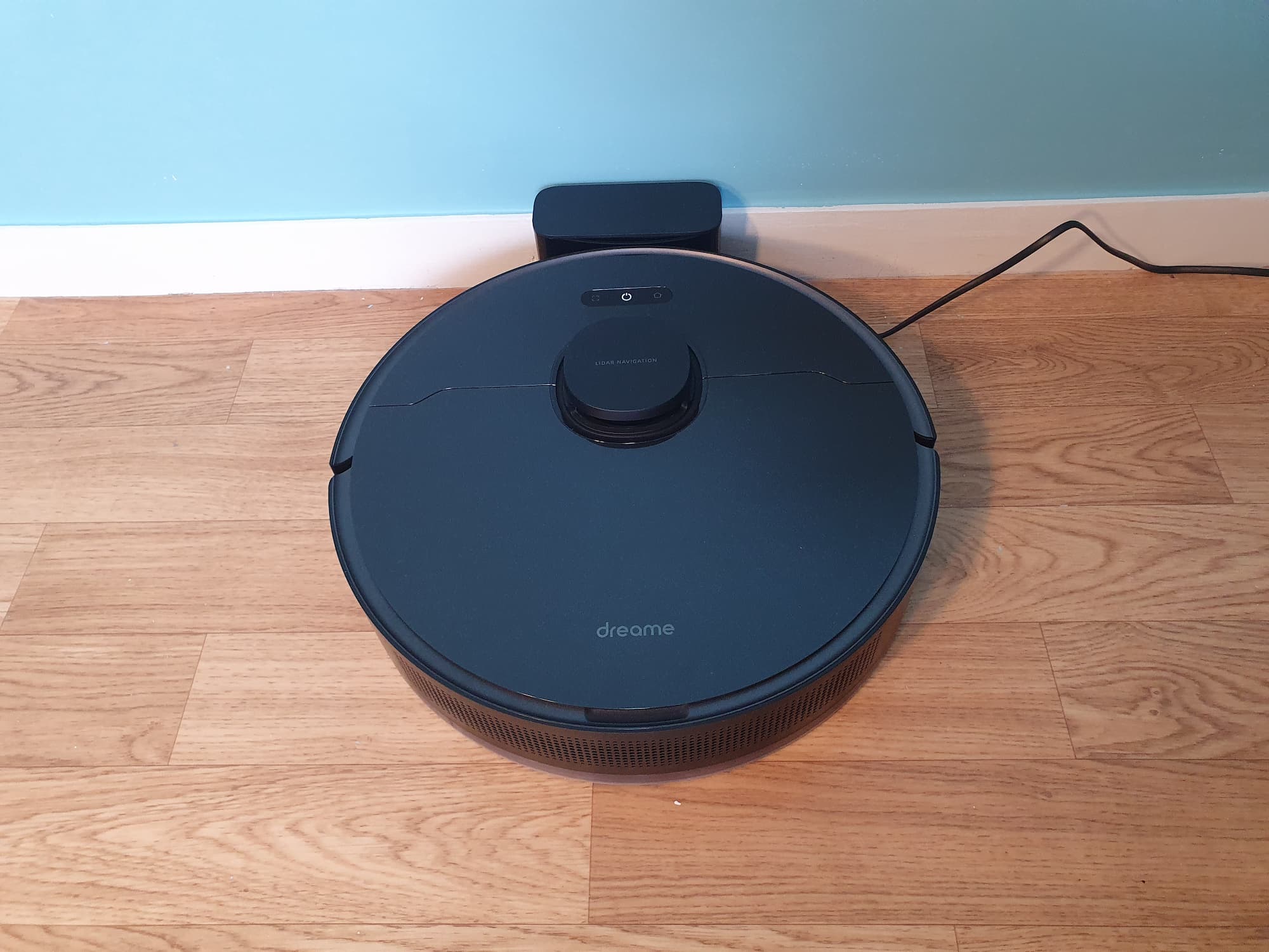 aspirateur robot dreamebot d10s pro en chargement