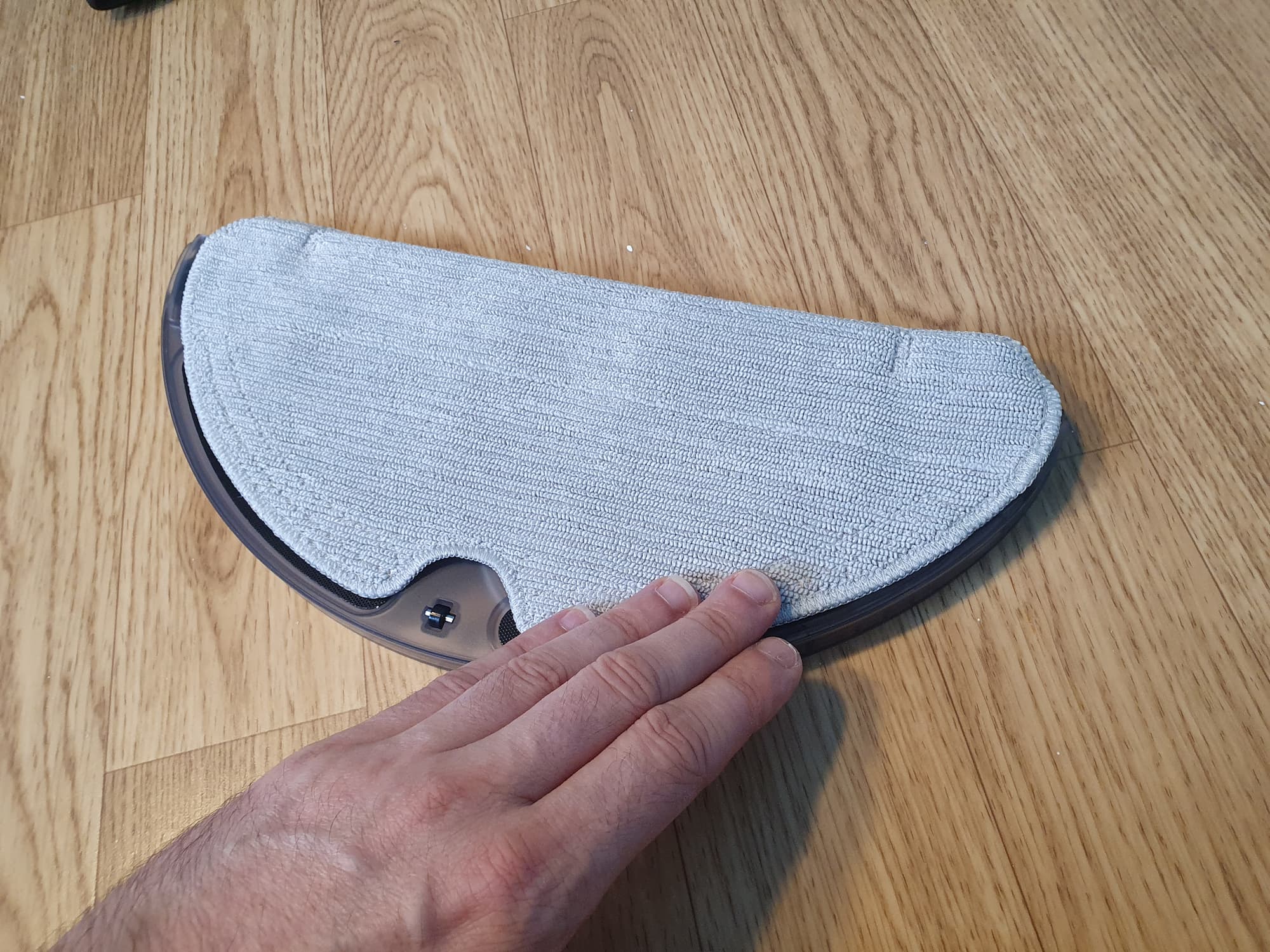 serpillere aspirateur robot dreamebot d10s pro sur support