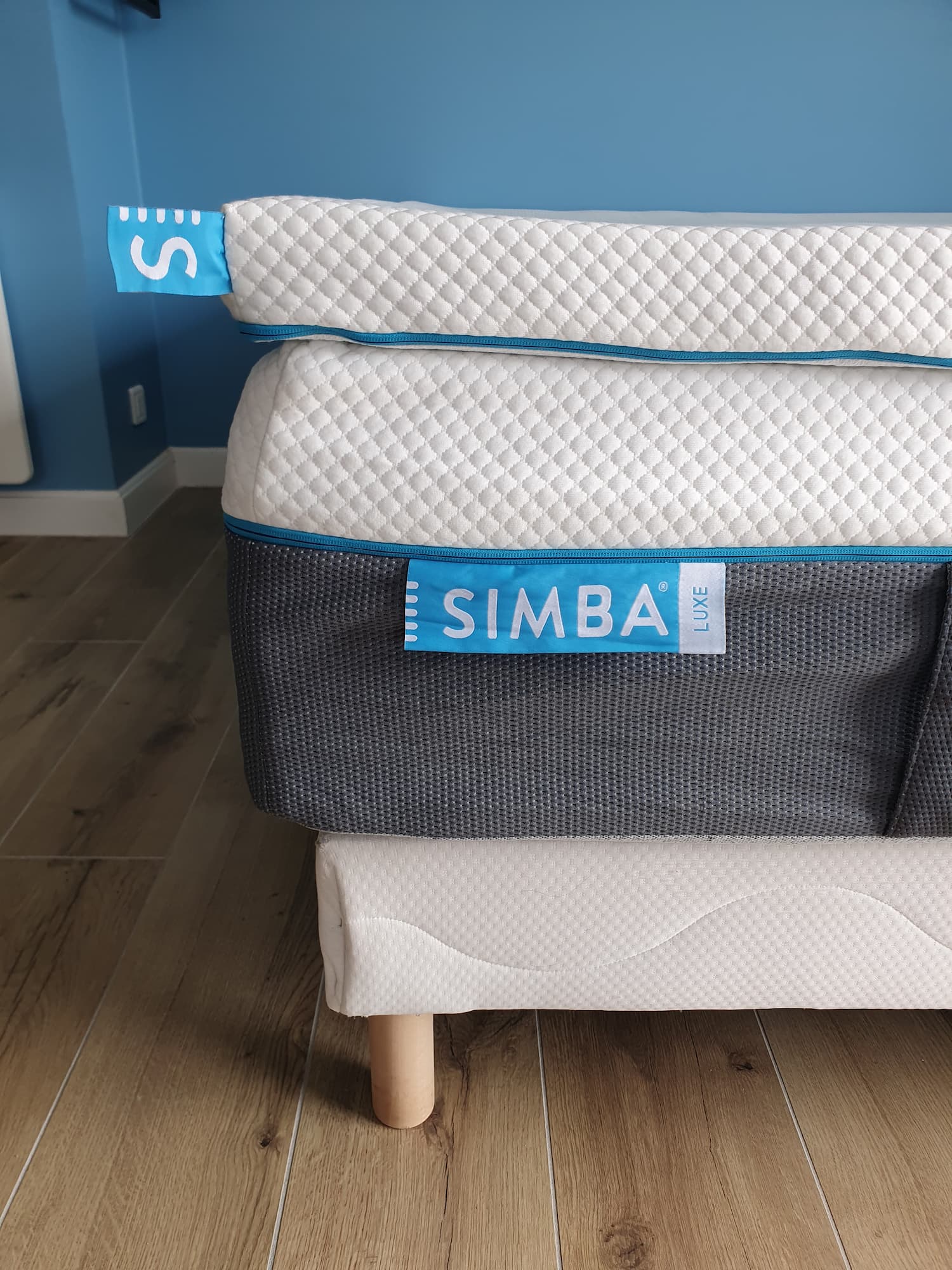 Matelas et surmatelas Simba superposés.