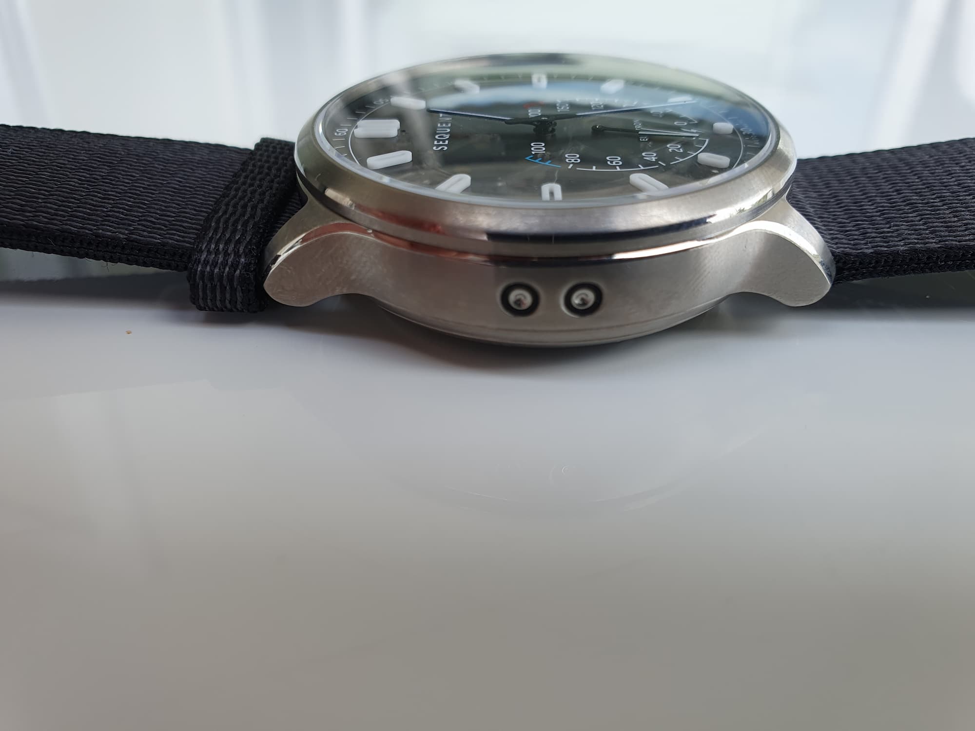 montre sequent de coté