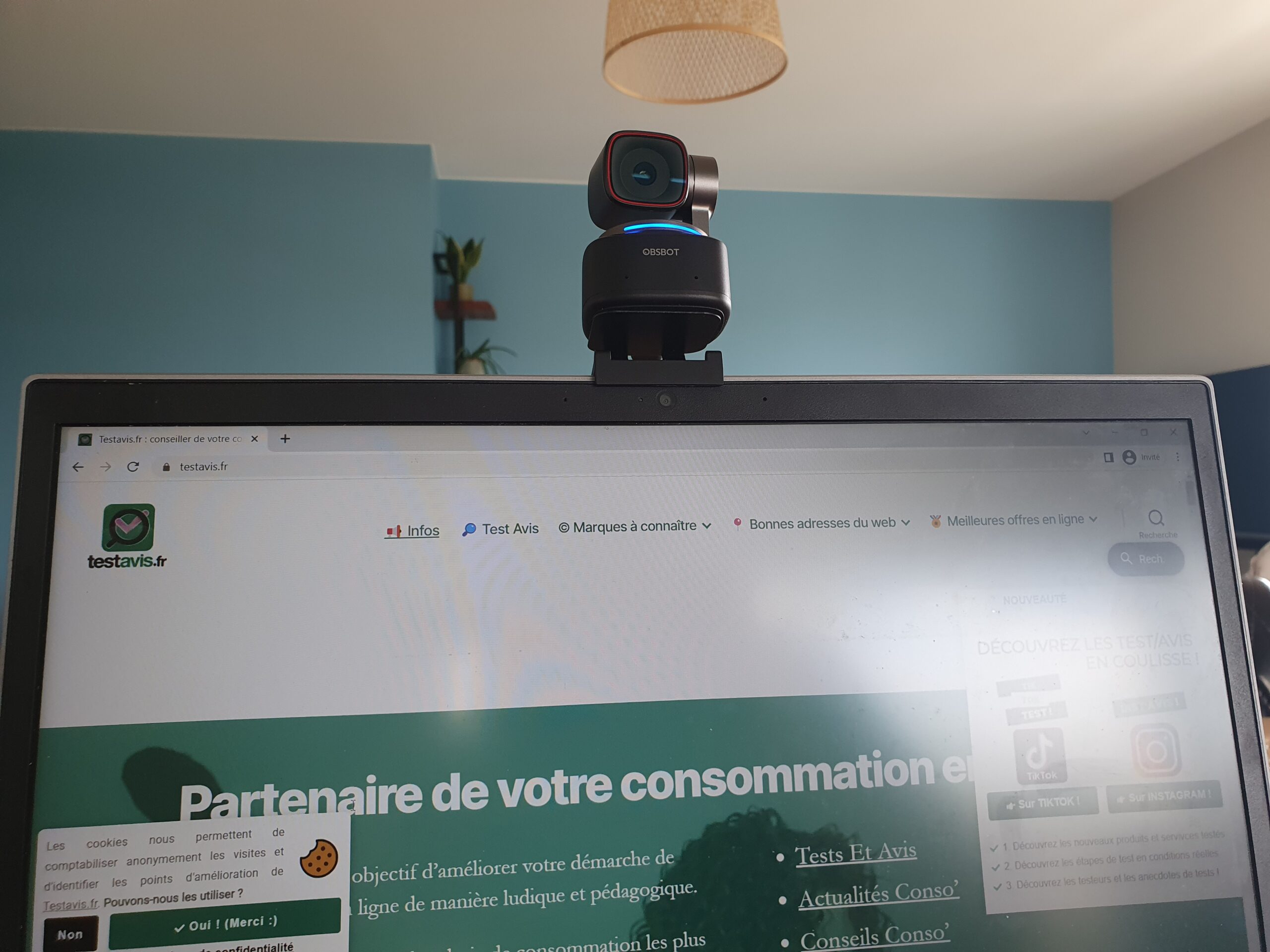La caméra Obsbot Tiny 2 placée sur un PC.