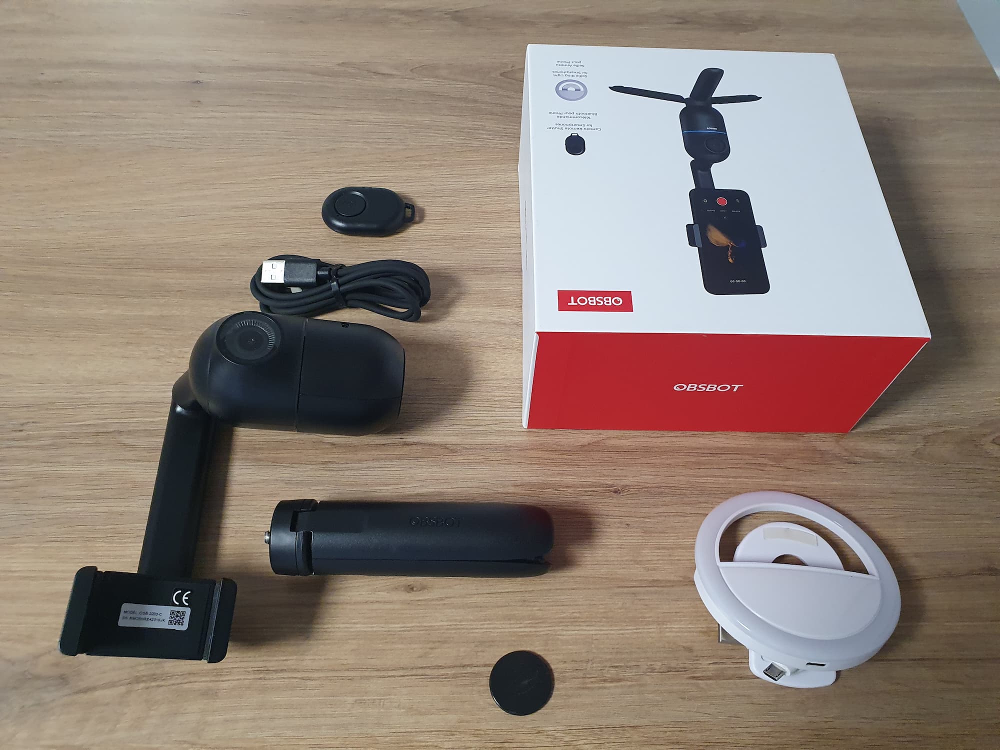 Le support pour smartphone Obsbot Me et ses accessoires.