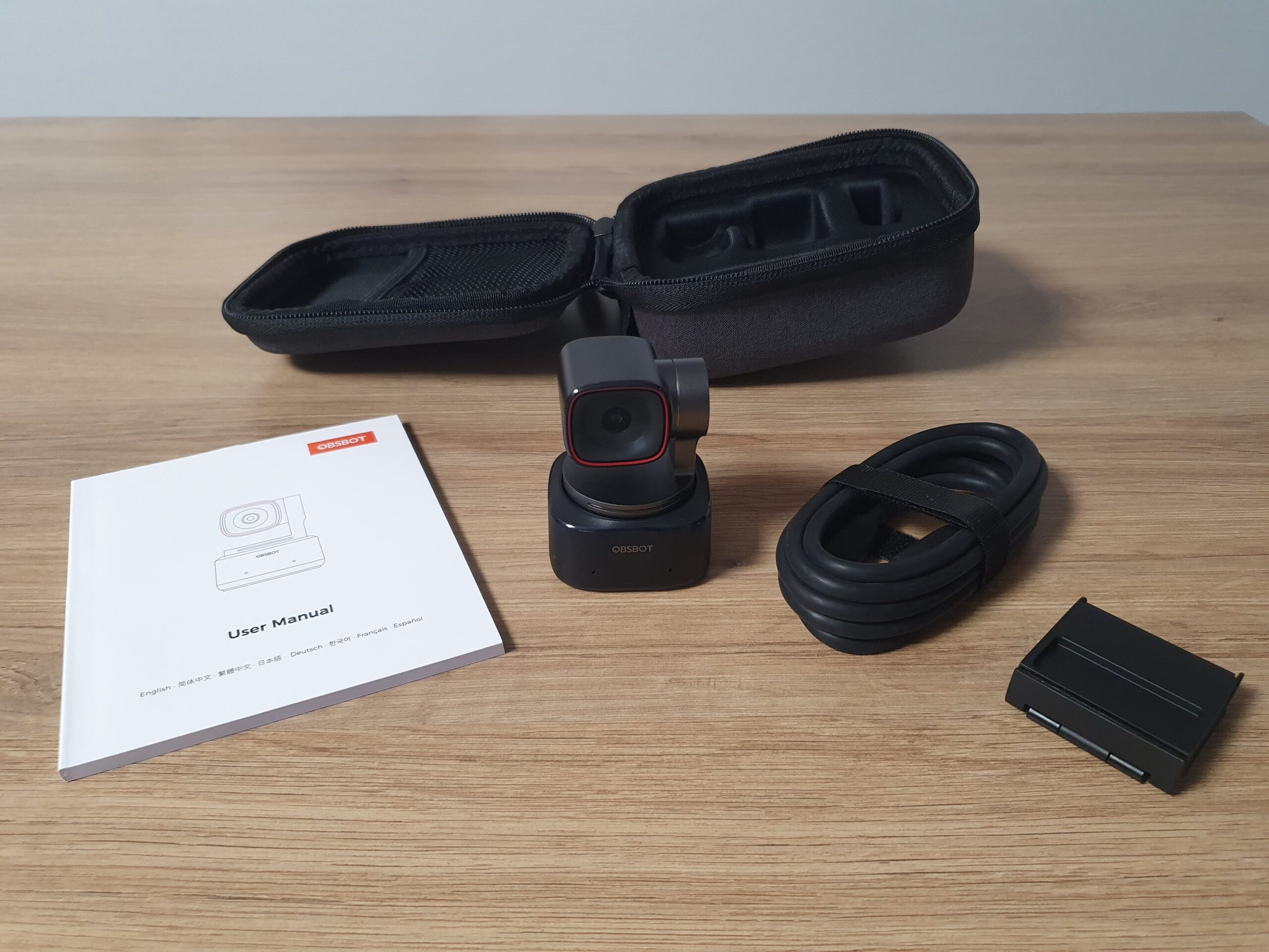 La caméra Obsbot Tiny 2 est ses accessoires.