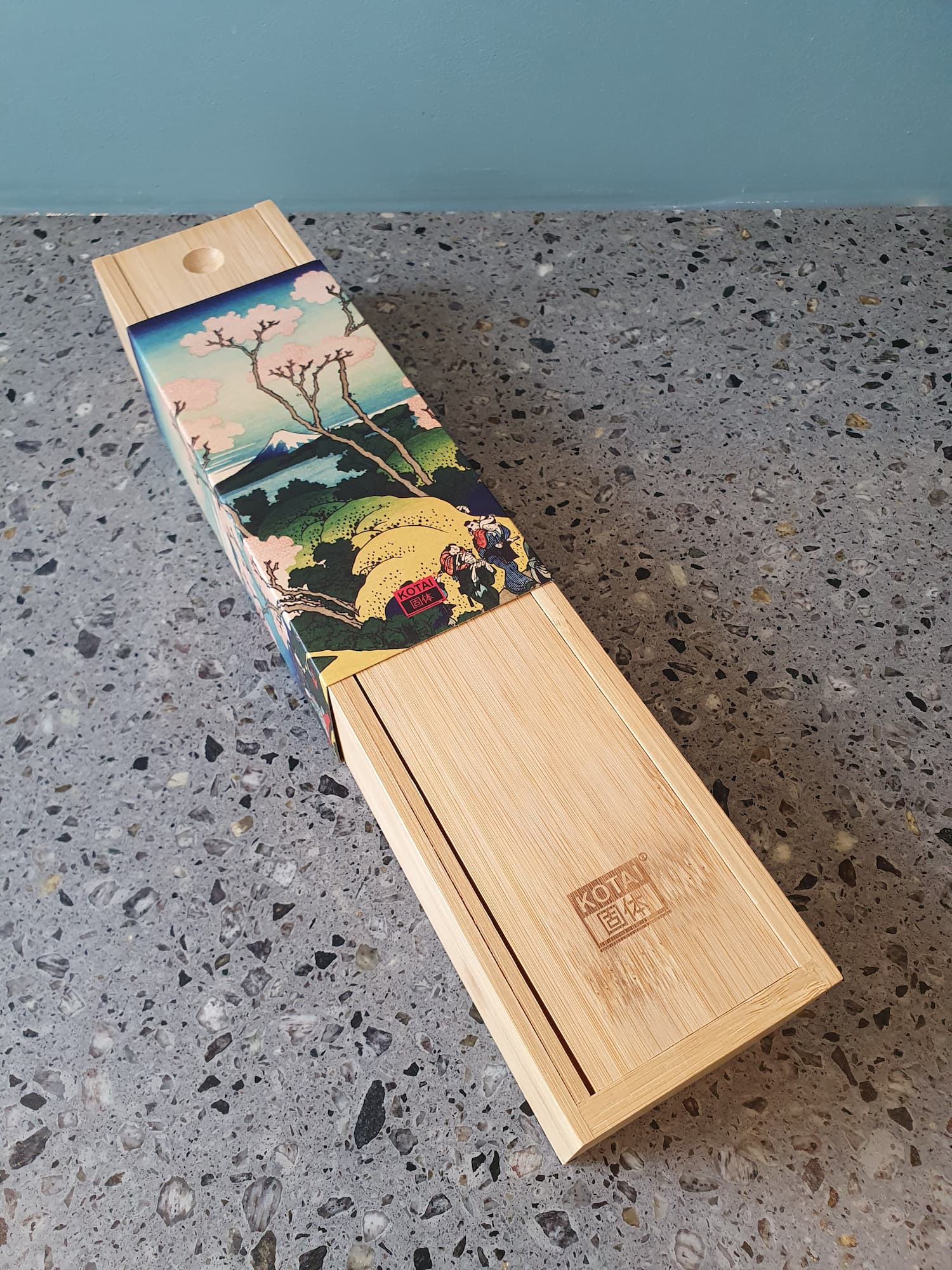 Le couteau dentelé à pain kotai dans son étui en bois.