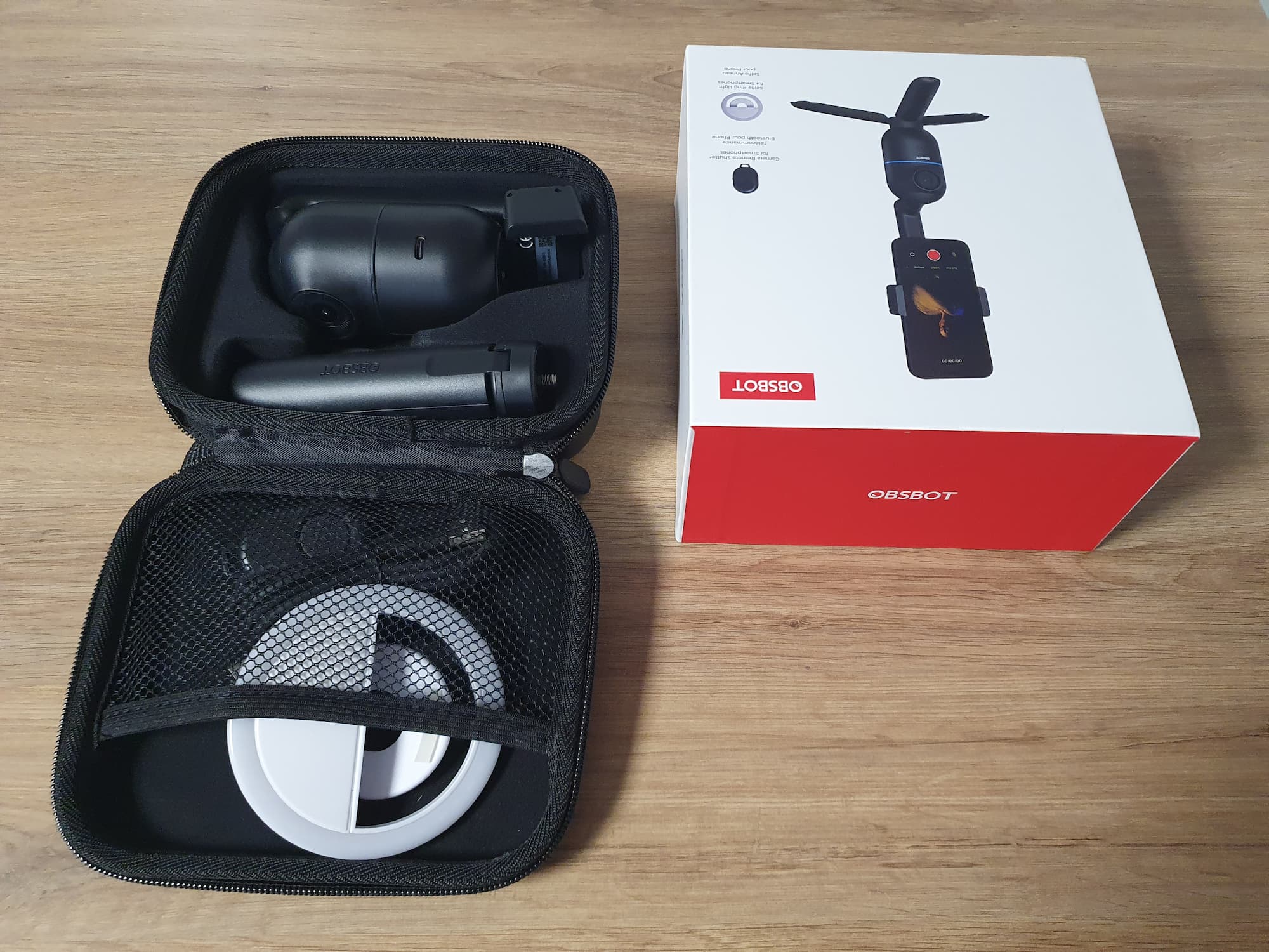 L'étui du support Obsbot Me et de ses accessoires.