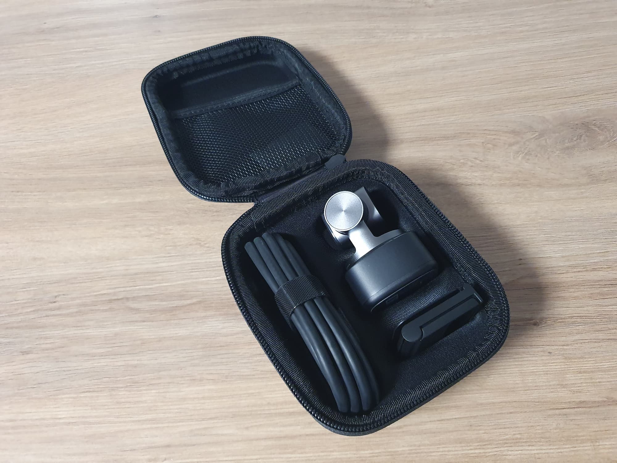 L'étui de rangement pour la caméra Obsbot Tiny 2 et ses accessoires.