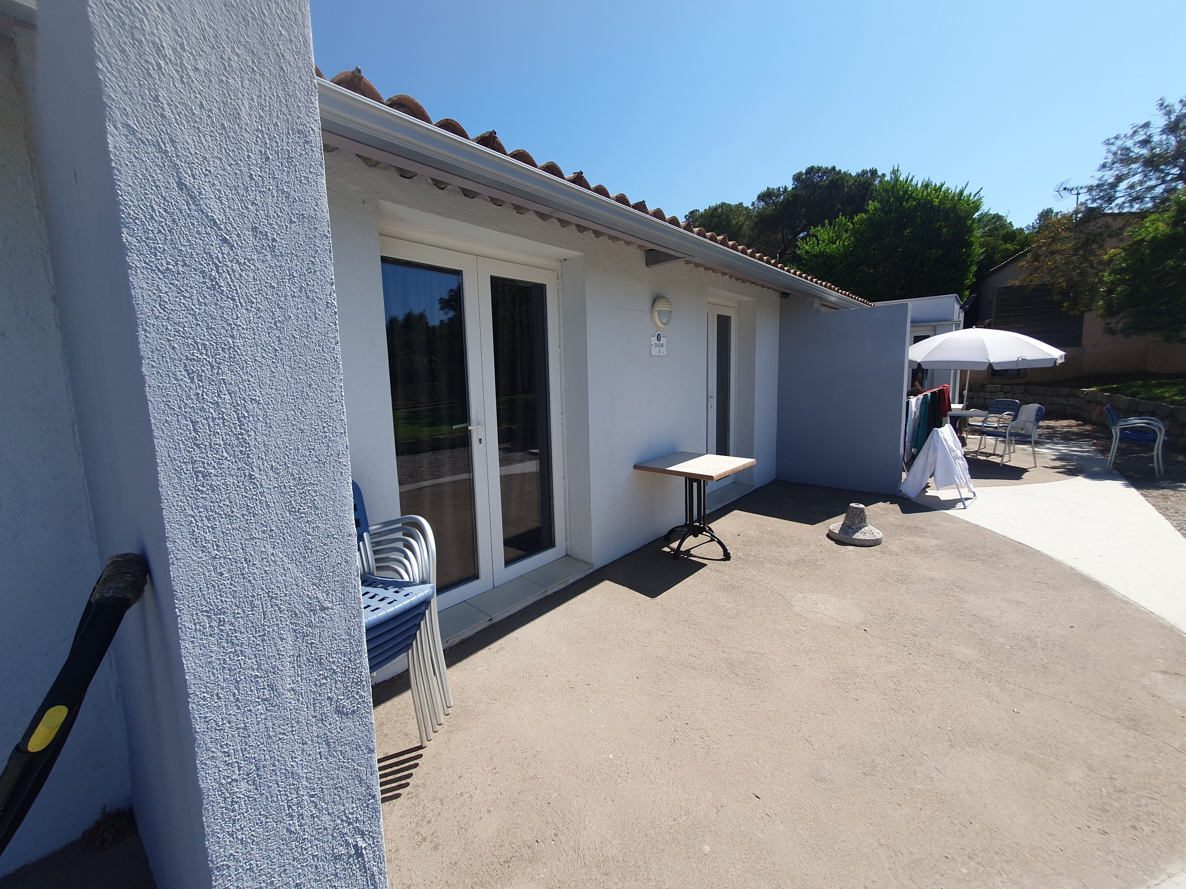 Façade d'une résidence de l'hôtel club Marina Viva Porticcio.