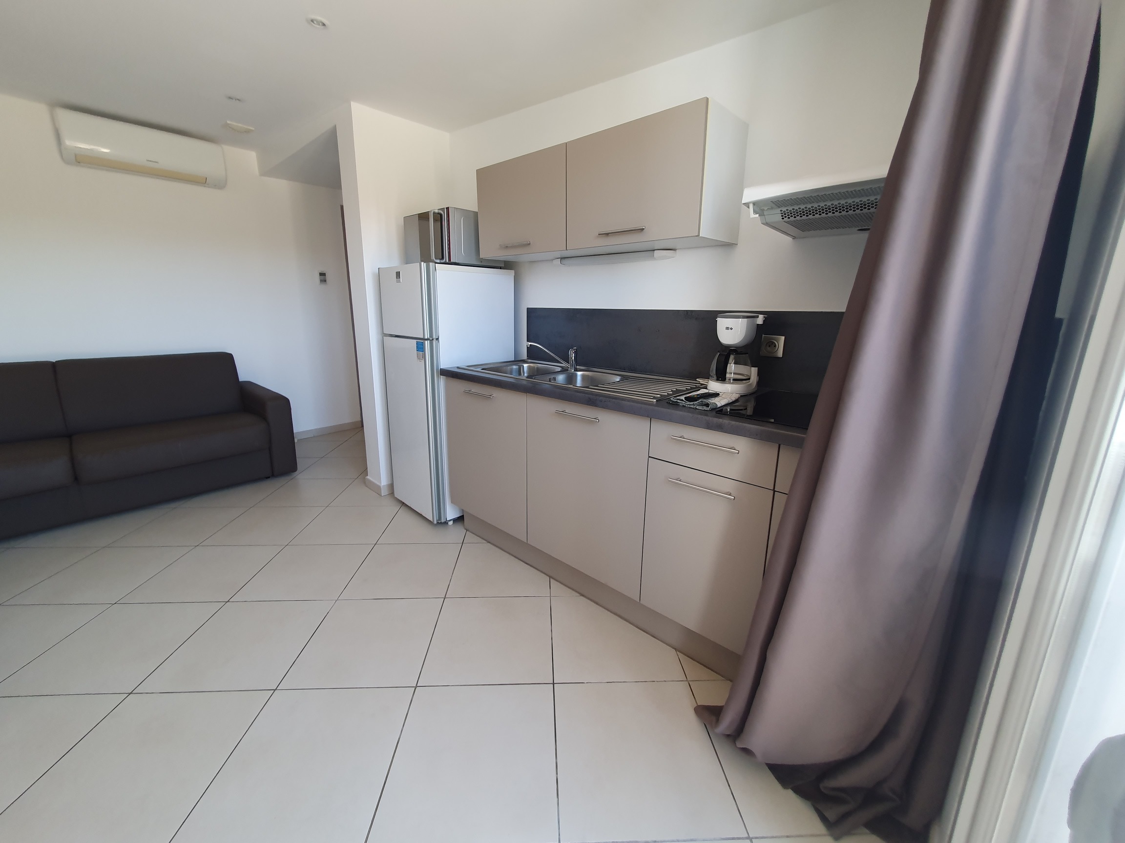 pièce de vie de l'hôtel club Marina Viva de Porticcio.