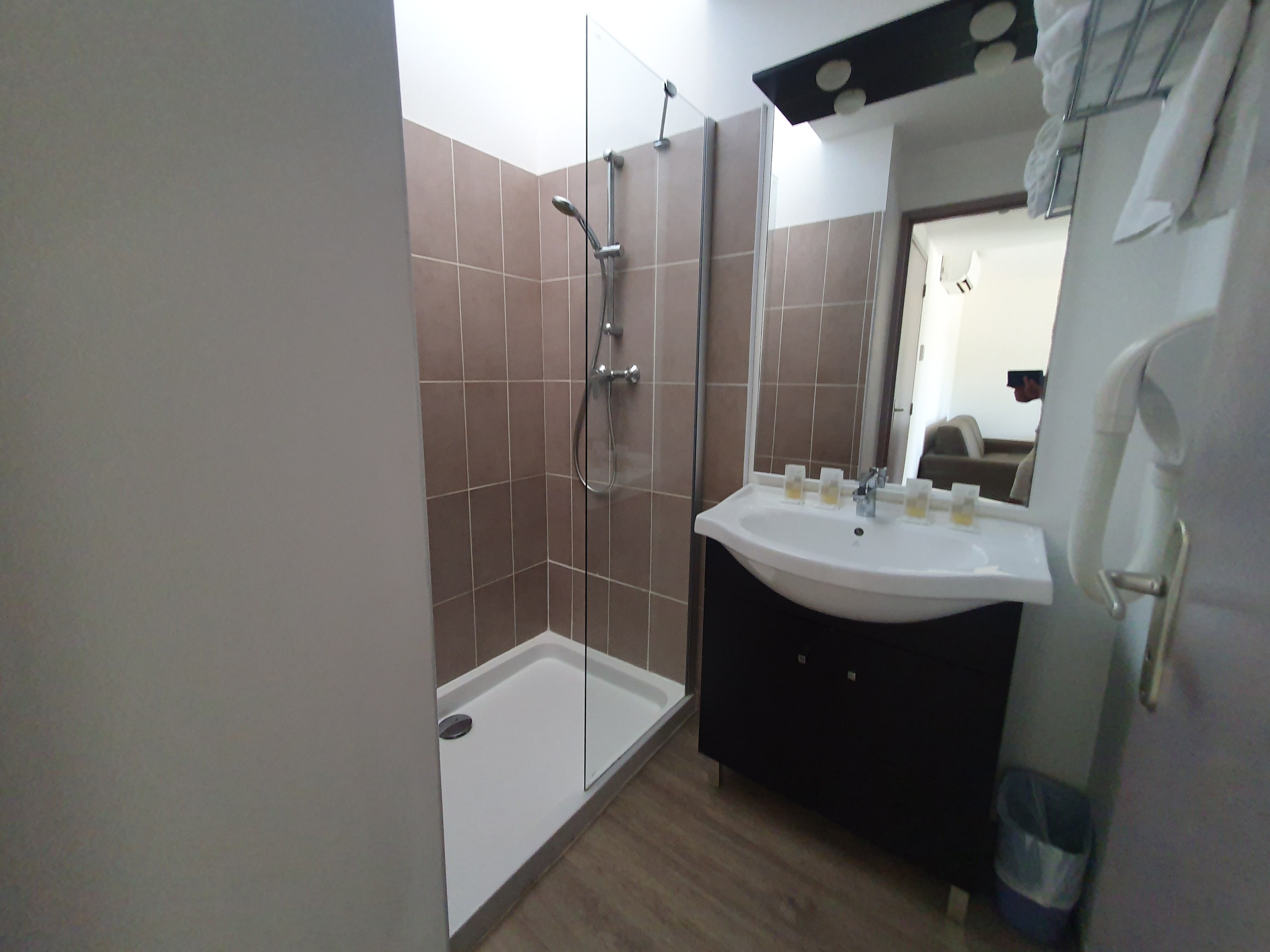 salle de bain de l'hôtel club Marina Viva de Porticcio.