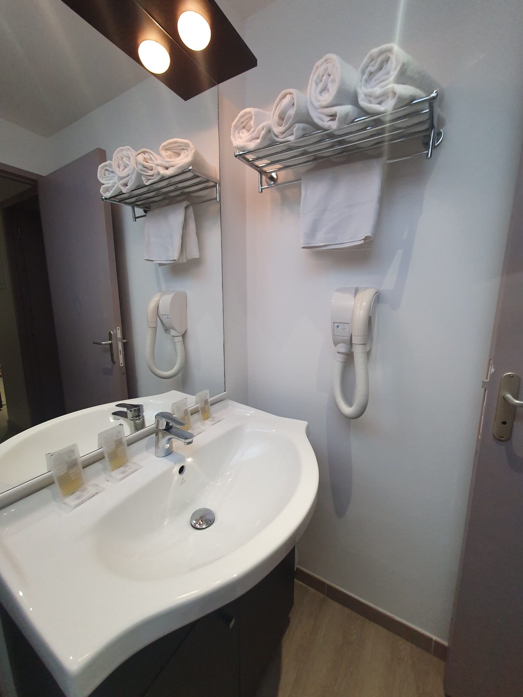 Les accessoires de la salle de bain de l'hôtel club Marina Viva de Porticcio.