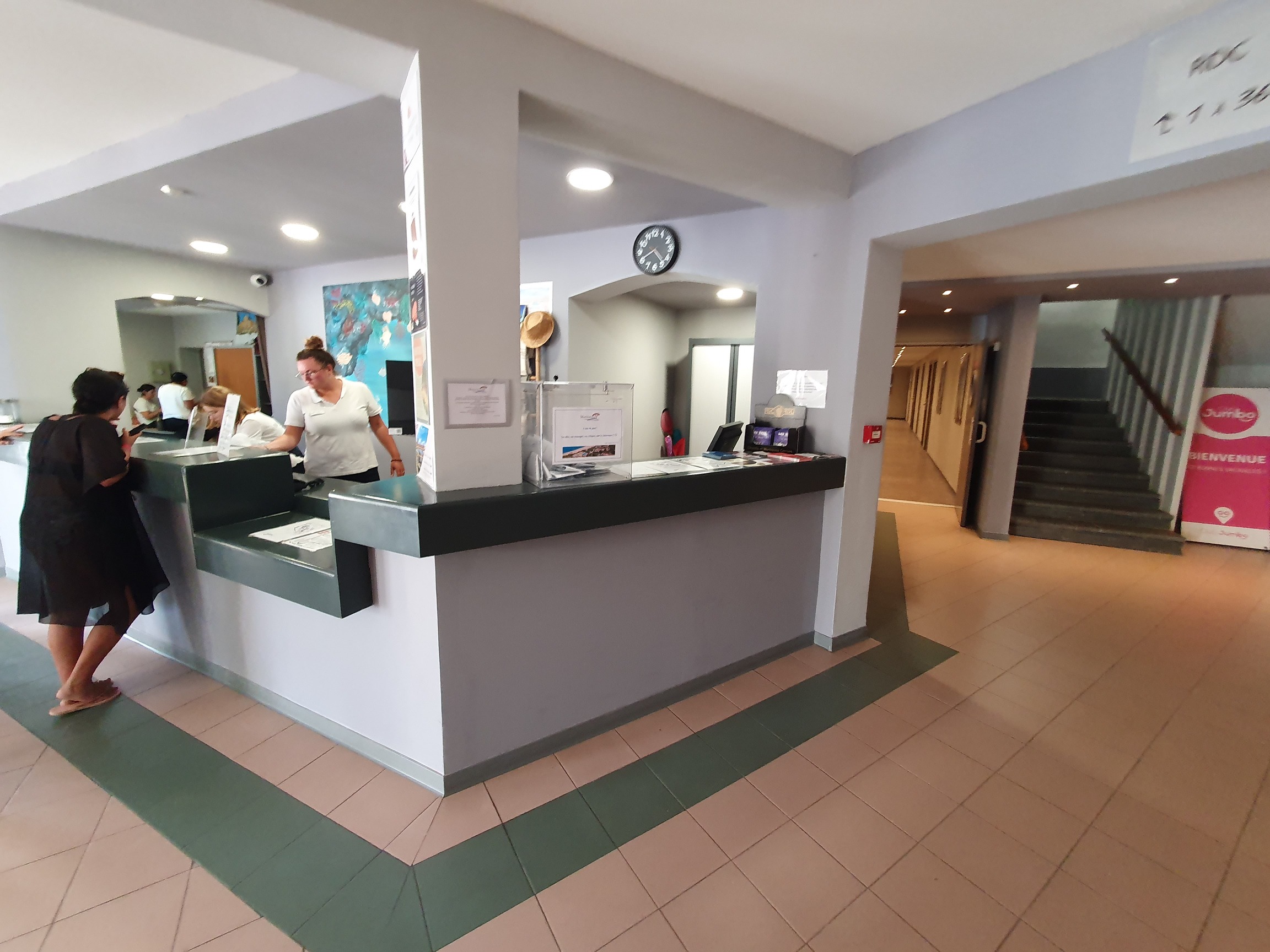 L'accueil de la réception de l'hôtel club Marina Viva de Porticcio.