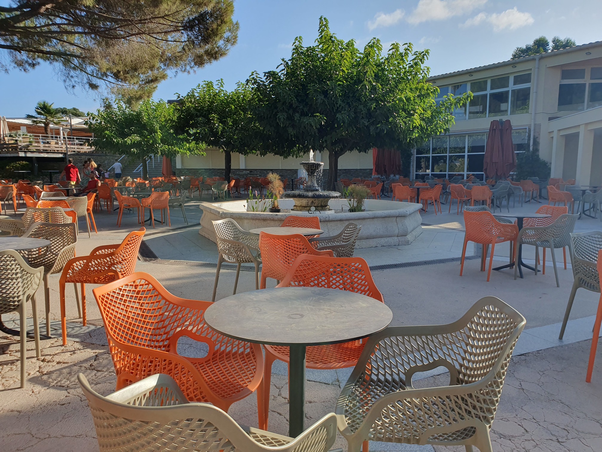 La terrasse du bar de l'hôtel club Marina Viva de Porticcio.