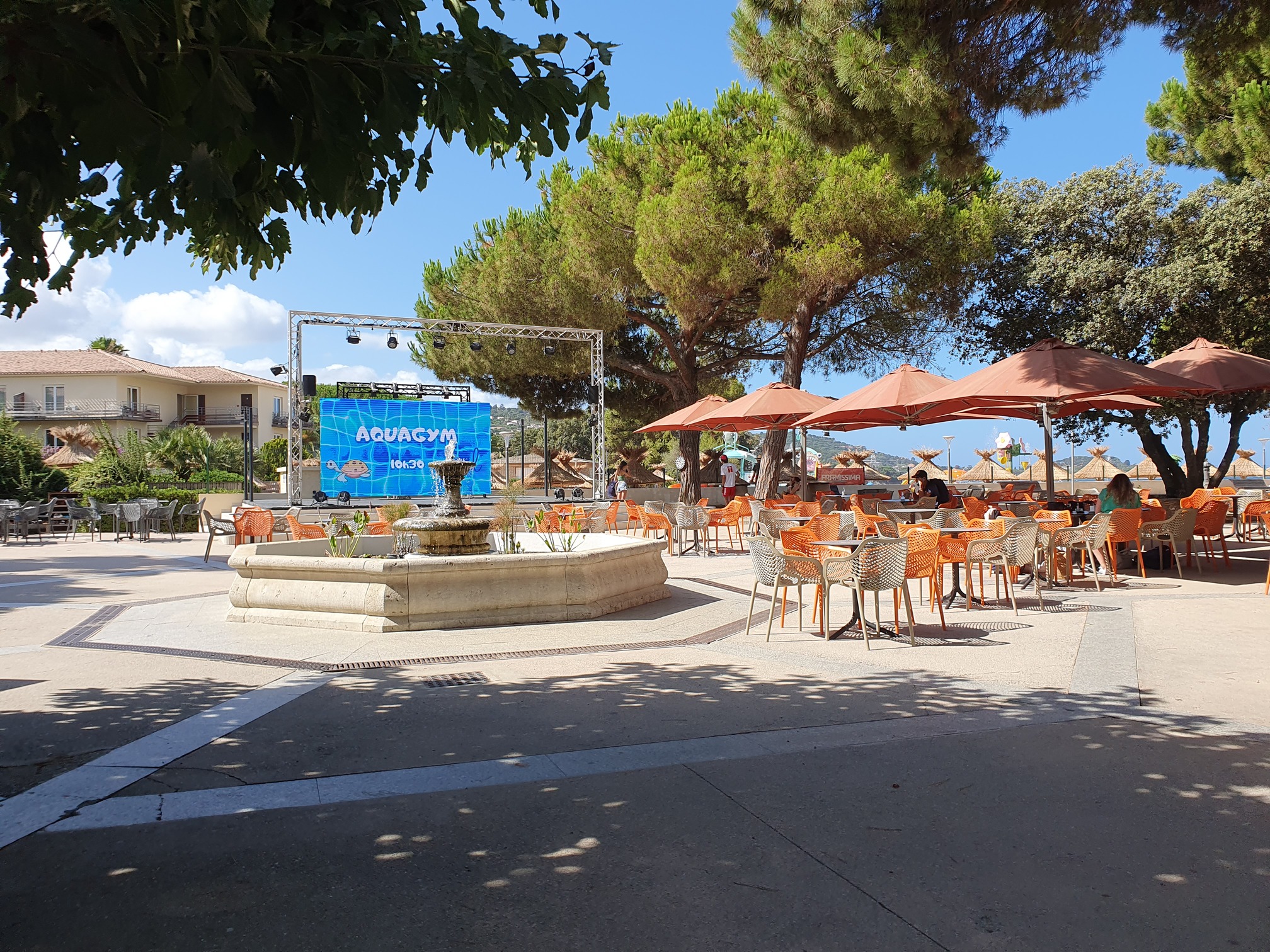 La place centrale de l'hôtel club Marina Viva de Porticcio.