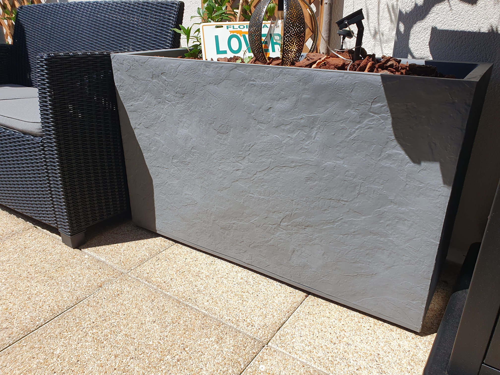 Le muret en plastique gris.