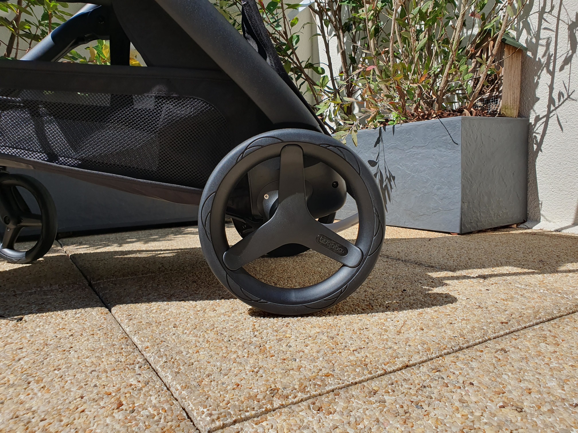 Une roue de la poussette Dragonfly de Bugaboo.