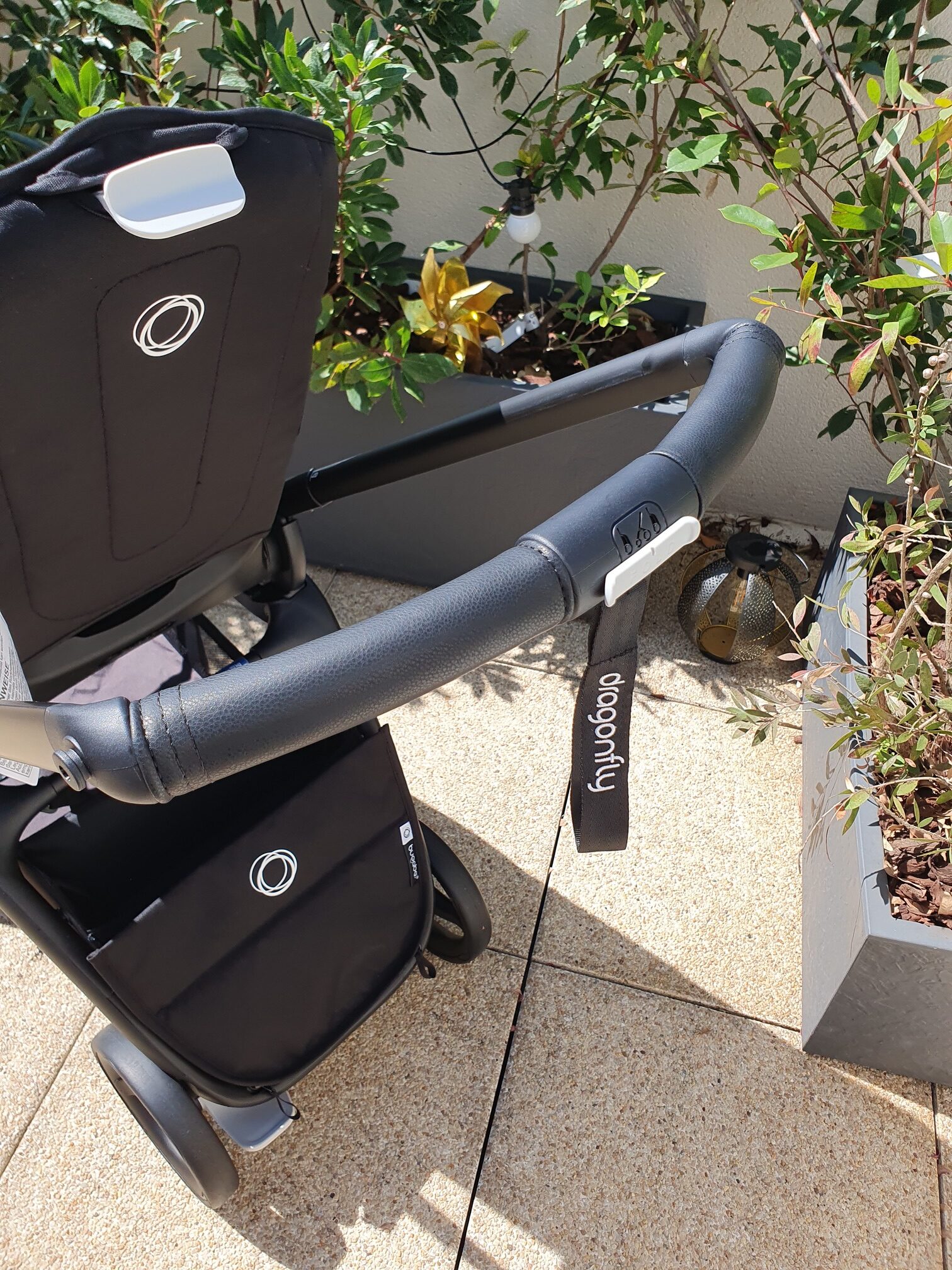 La barre de la poussette Dragonfly de Bugaboo.