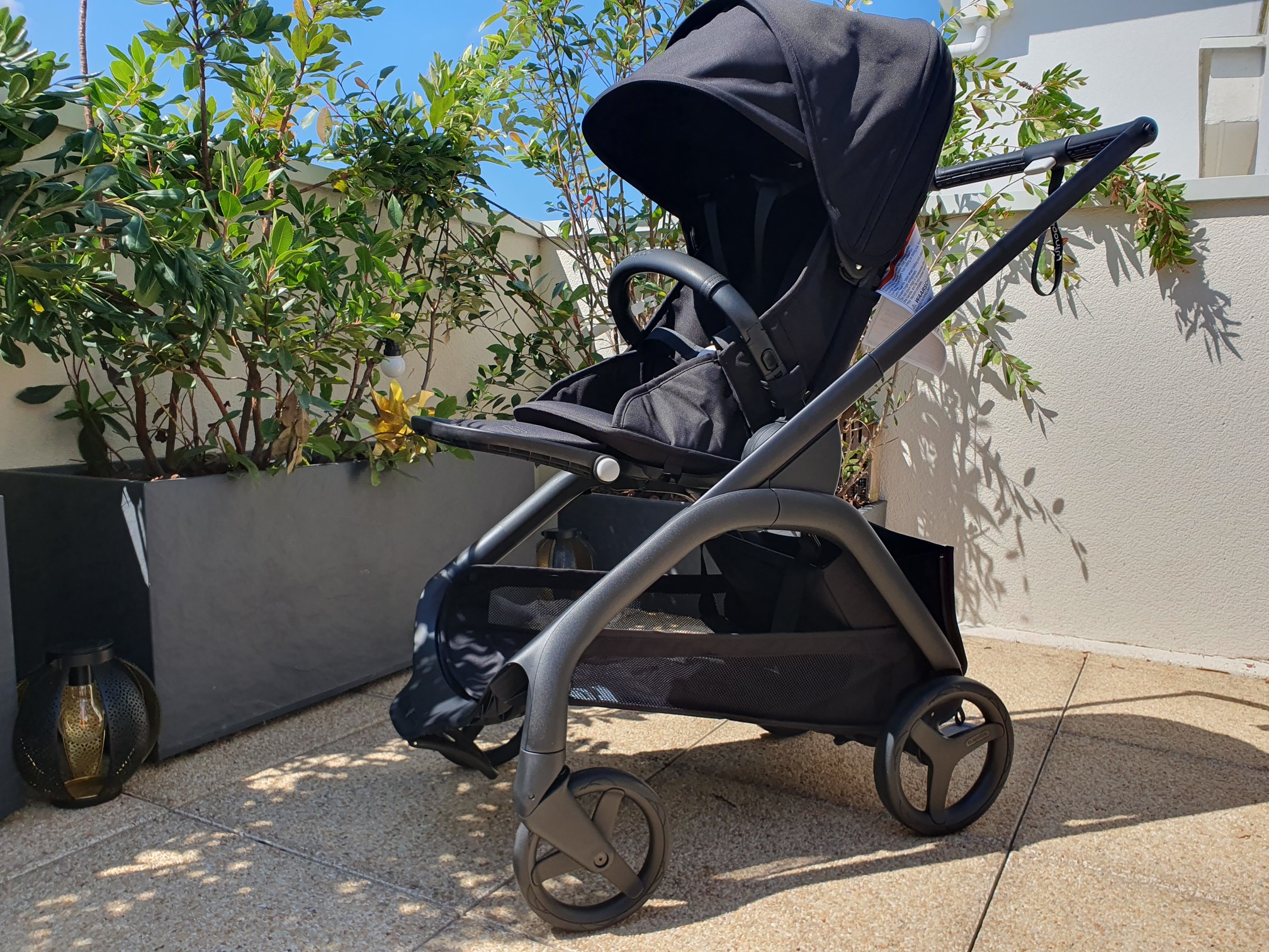 La poussette Dragonfly de Bugaboo avec sa capote.