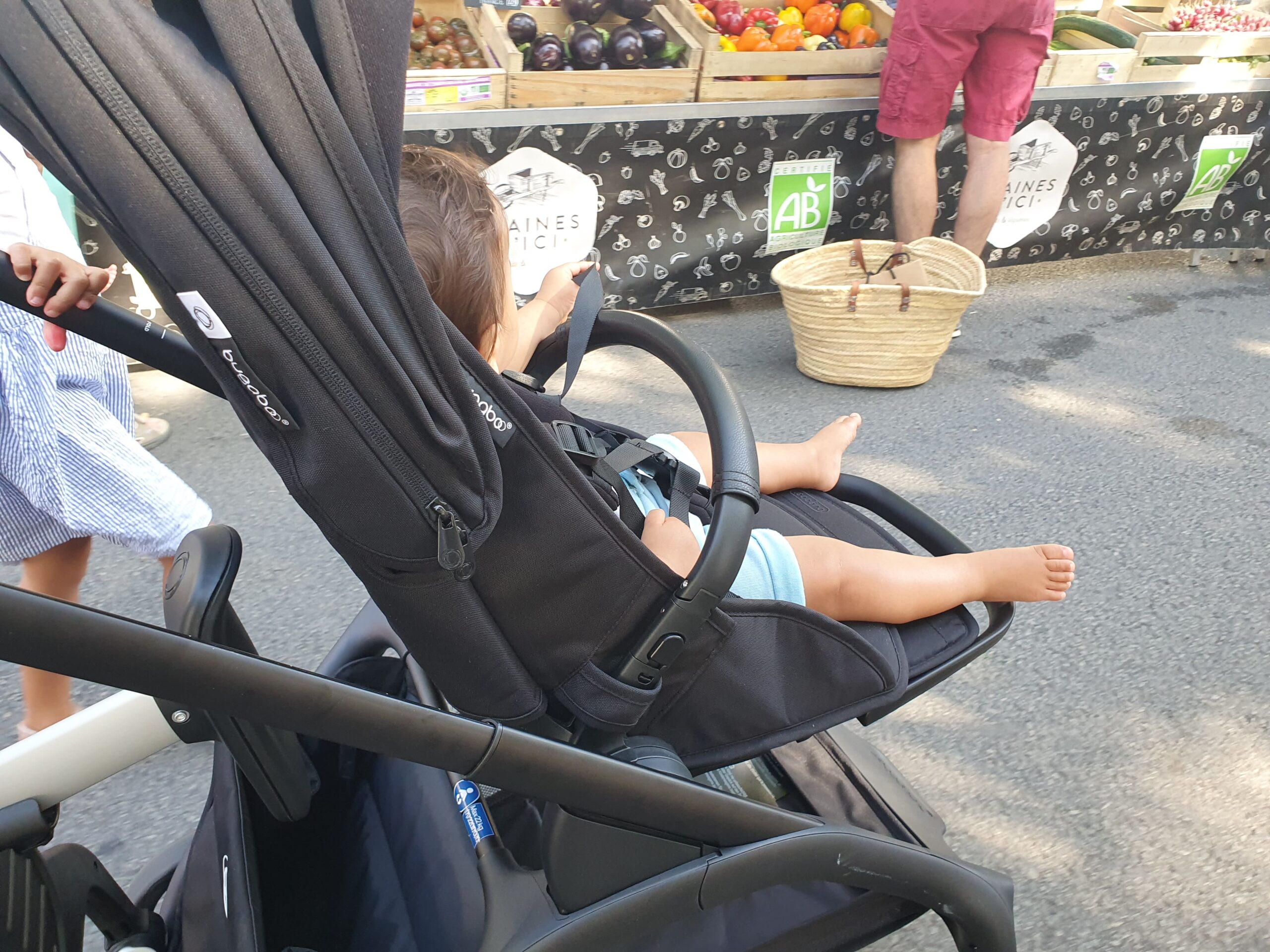 Un bébé assis dans la poussette Dragonfly de Bugaboo.