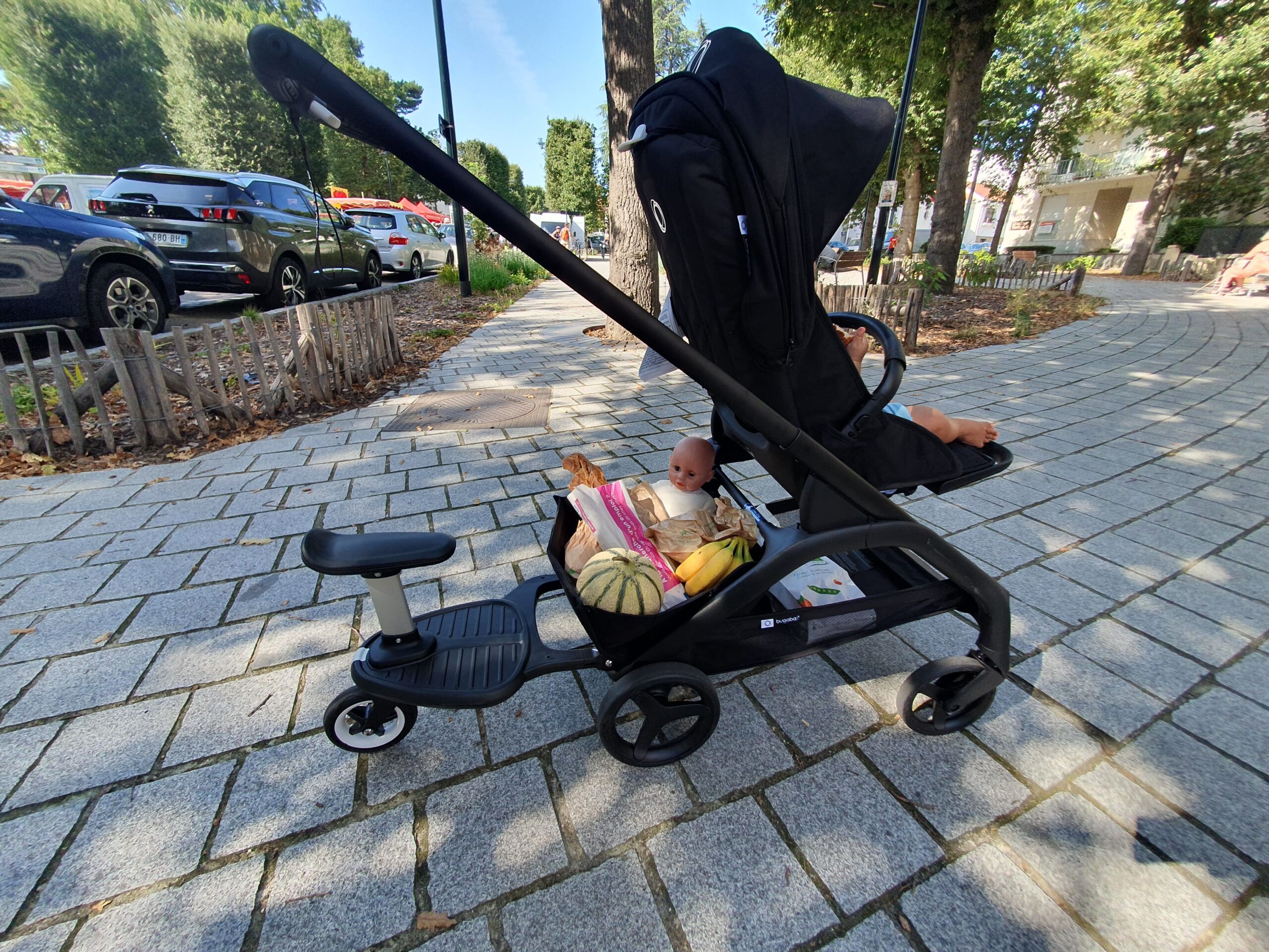 La barre de conduite et la planche à roulette de la poussette Dragonfly de Bugaboo.